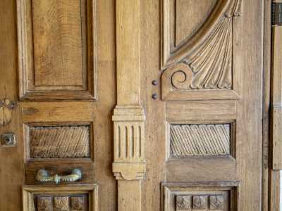 Non ci resta ora che andare a visitare l�edificio. Entriamo attraverso il portone in legno di accesso, aggiunto nei restauri degli anni 80 dall�architetto Paolo Portoghesi